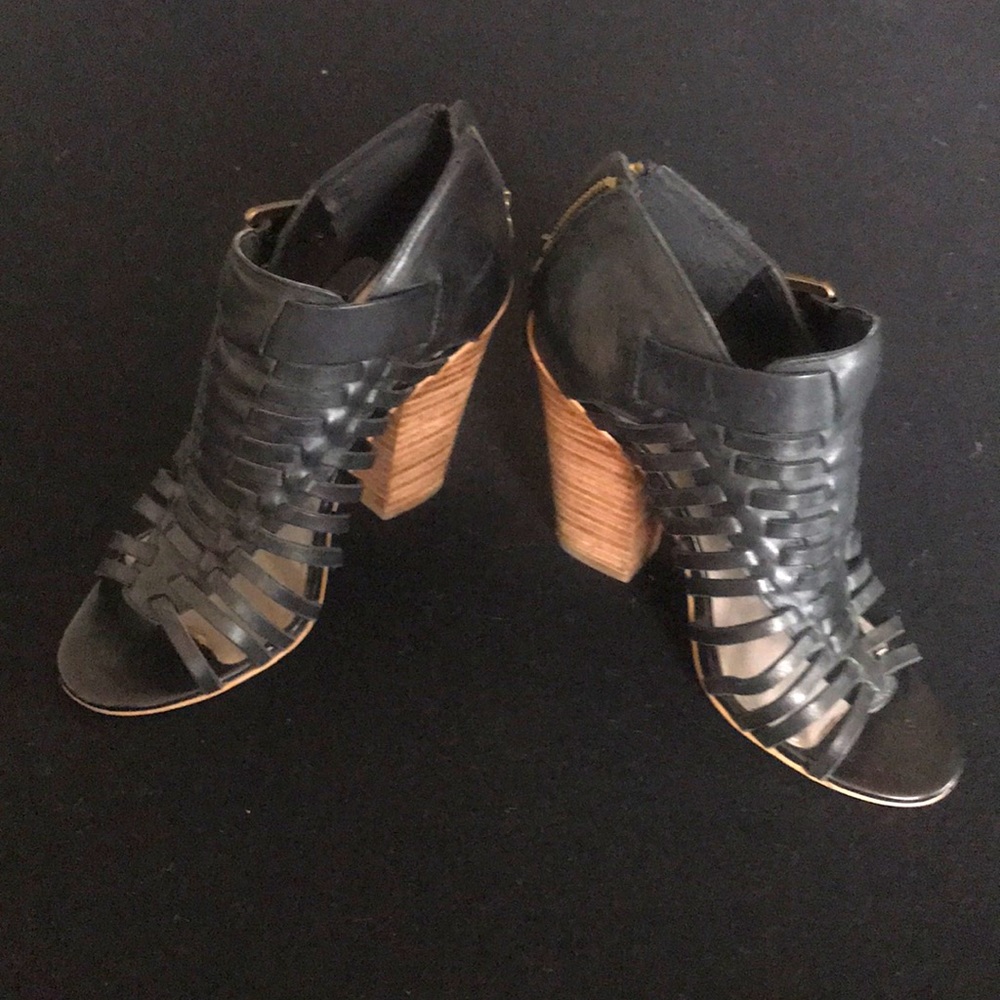 Hinge ladies straps sandals